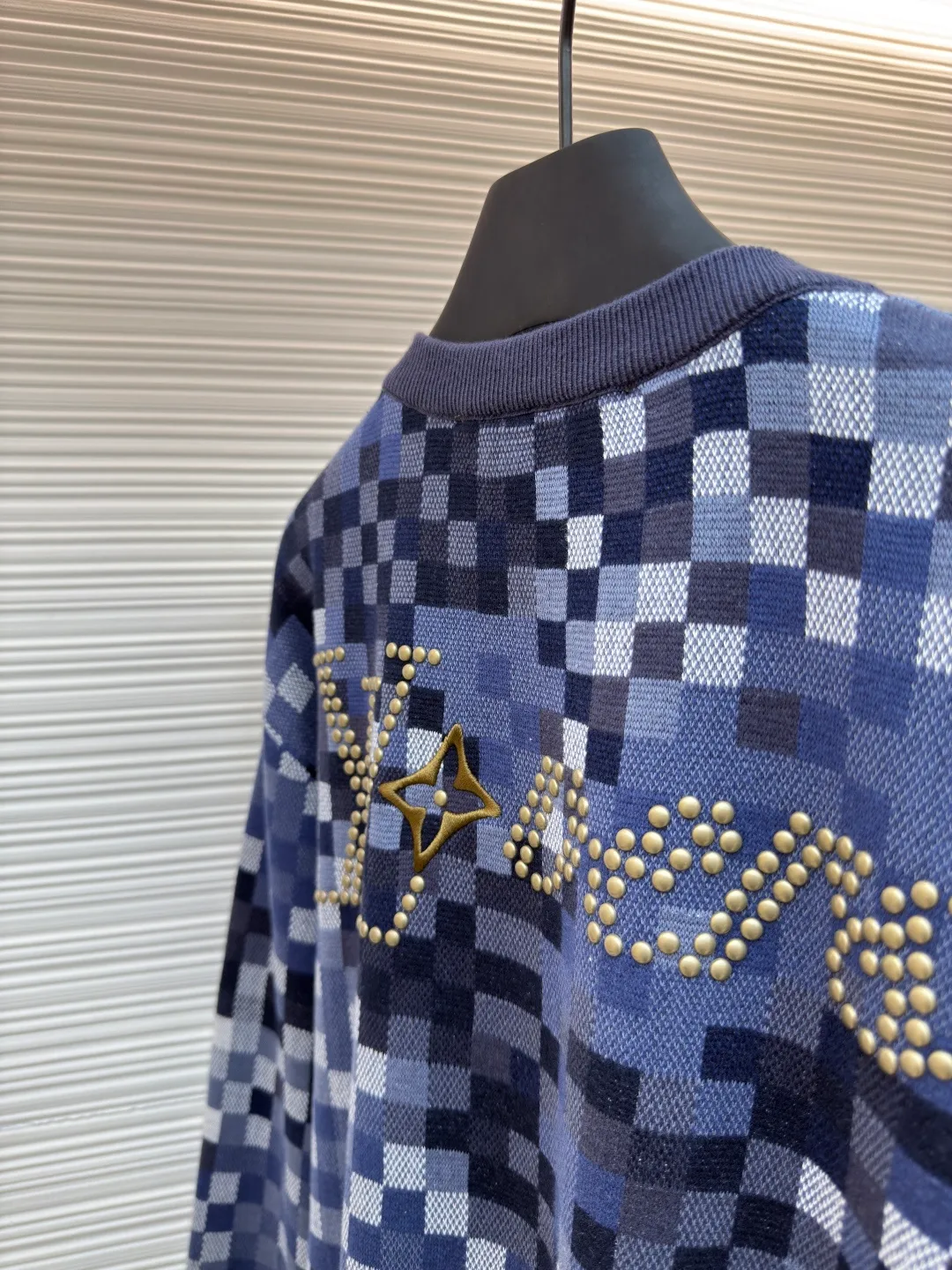 LOUIS VUITTON mosaic jacquard pullover ●Authentic product: 15600 purchased and developed ●Item number: 1680304-C55 ●Fabric: cotton fabric ●Technology: jacquard production ●Version: fitted version ●Weight: about 610 grams ●Size: elements, showing a delicate texture like snake leather. The intricate jacquard texture reflects Micro Der details, and the embroidered logo embellishes the chest, making it easy to integrate into everyday looks. Standard fit with all-over Snakoflage jacquard logo embroidered on the chest, Marque at center back, 1.VuittonDeposee embroidered patches at ribbed collar, cuffs and hem. The overall wiring is straight and delicate, the fabric is comfortable and soft, and the color is consistent without color difference. It can be matched with the same style to create a fashionable look and control various occasions. Customized accessories, complete with three standards, same style for men and women!